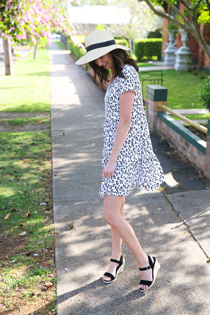 Relaxed silhouette leopard print breastfeeding dress